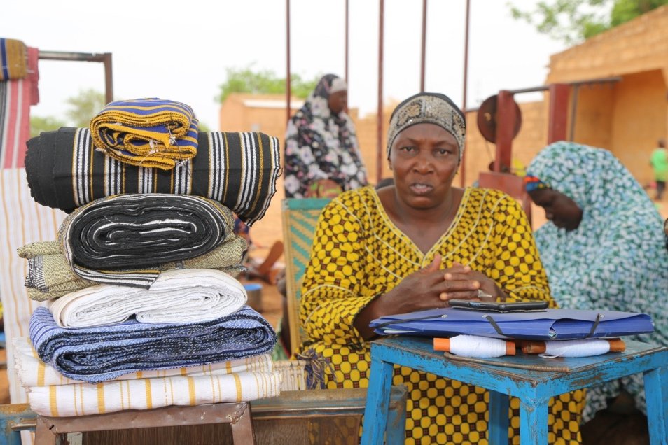 Tisseuse présentant des pagnes Faso Dan Fani
